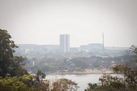 Névoa seca cobre o céu de Brasília no seguinte ao dia mais quente registrado no DF neste ano 1
