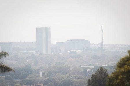 Névoa seca cobre o céu de Brasília no seguinte ao dia mais quente registrado no DF neste ano 1