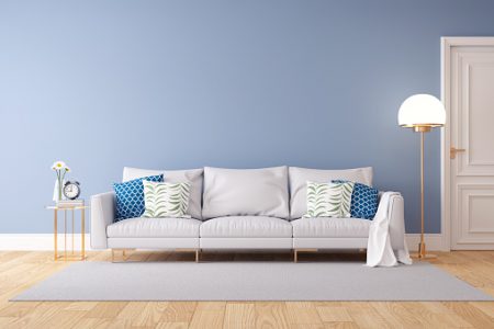 sofá branco em fundo azul