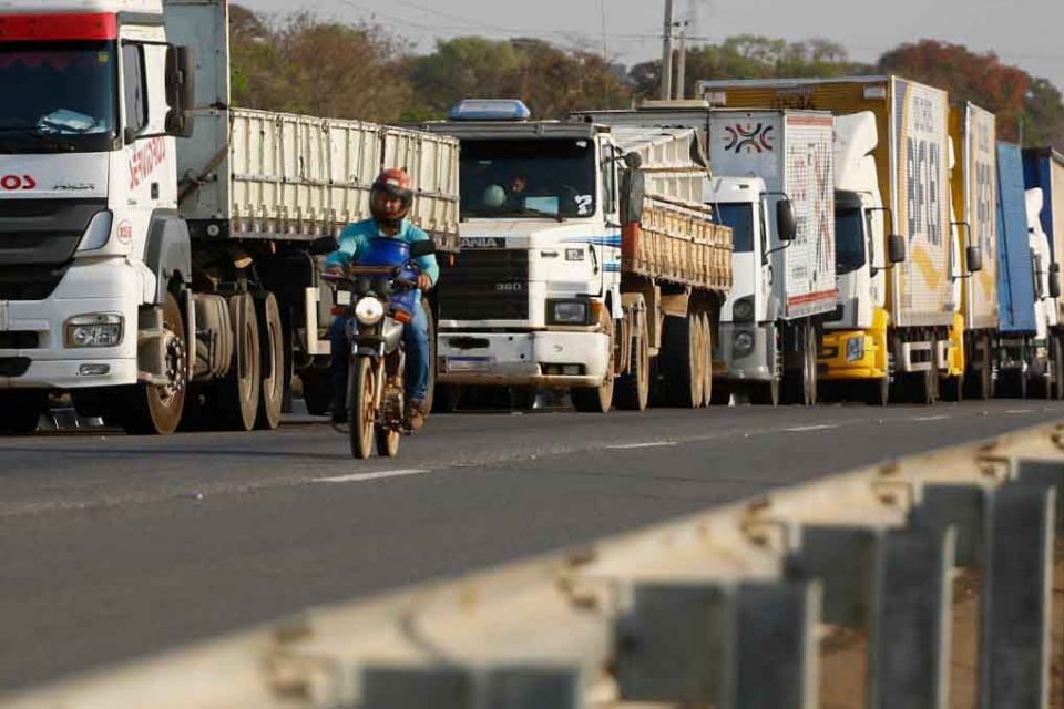 Bloqueio de caminhoneiros em Goiás, na GO-020