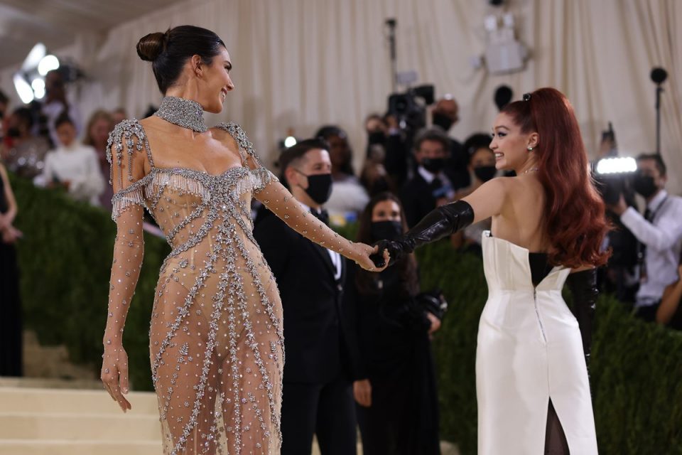 Kendall Jenner e Gigi Hadid no Met Gala 2021