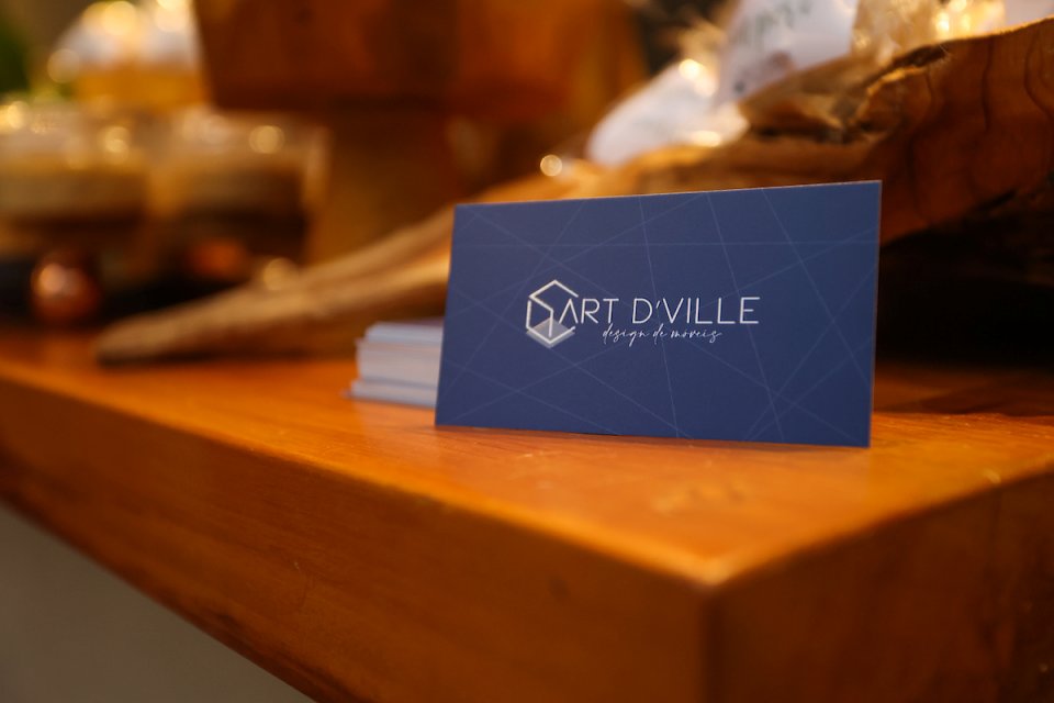 Na foto, um cartão de visitas da ArtD’Ville Design de Móveis - Metrópoles