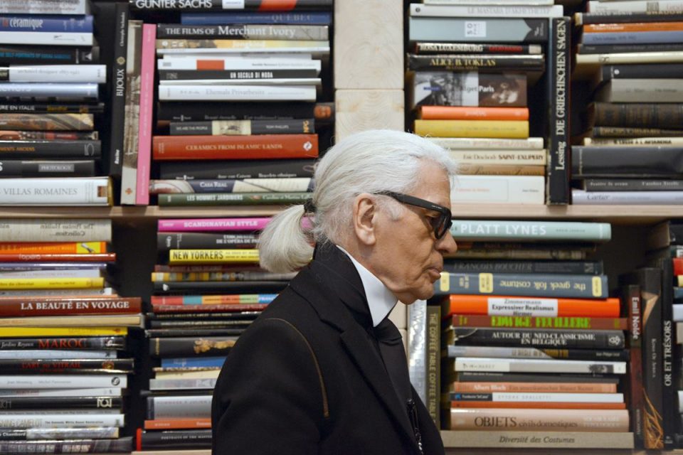 Estilista Karl Lagerfeld e livros