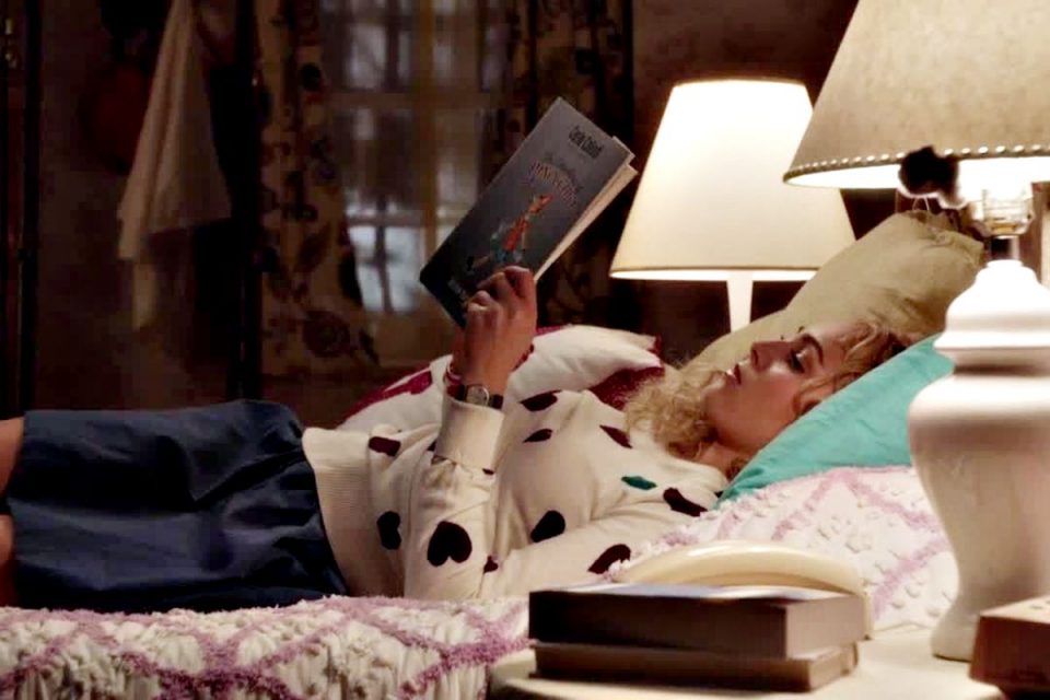 Carrie Bradshaw (AnnaSophia Robb) lendo
