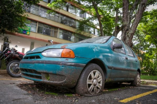 Imagem colorida mostra um dos carros abandonados nas ruas do DF - Metrópoles