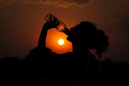 Mulher bebe agua durante calor no DF brasilia