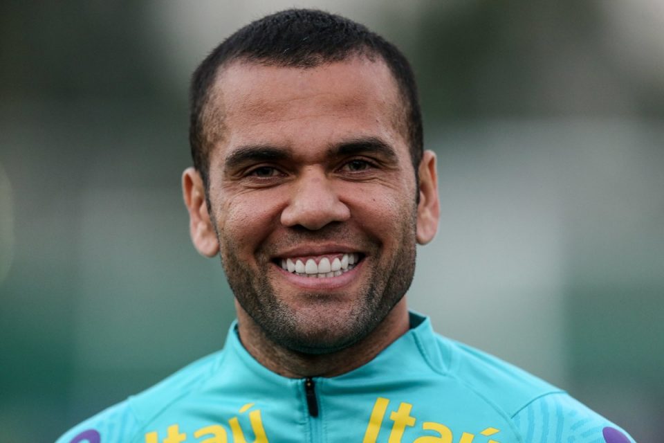 Daniel Alves é cotado por quatro equipes