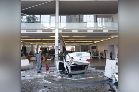 Carro caiu do terceiro andar de concessionária em São Paulo