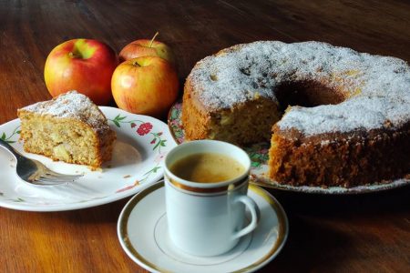 bolo de maçã e xícara de café