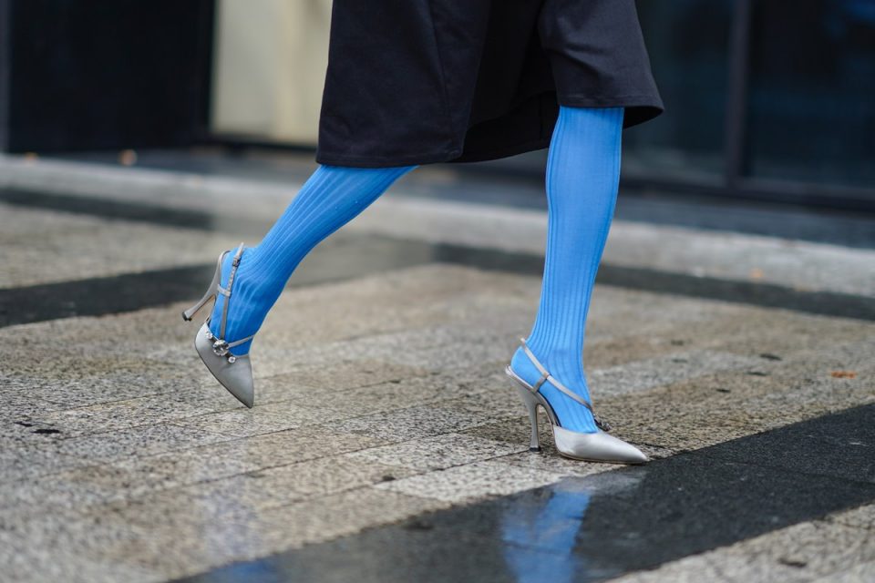 Modelo com meia-calça azul