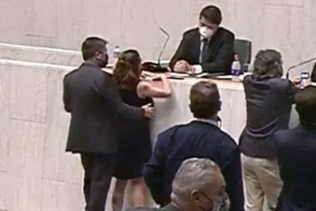 Imagem colorida mostra Fernando Cury, de terno preto, abraçando a deputada Isa Penna, de vestido preto, pelas costas e posiciona sua mão direita sobre o seio direito dela. os dois estão de costas, em pé - Metrópoles