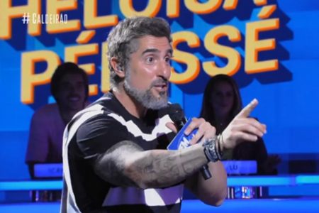 Marcos Mion com tatuagem à mostra