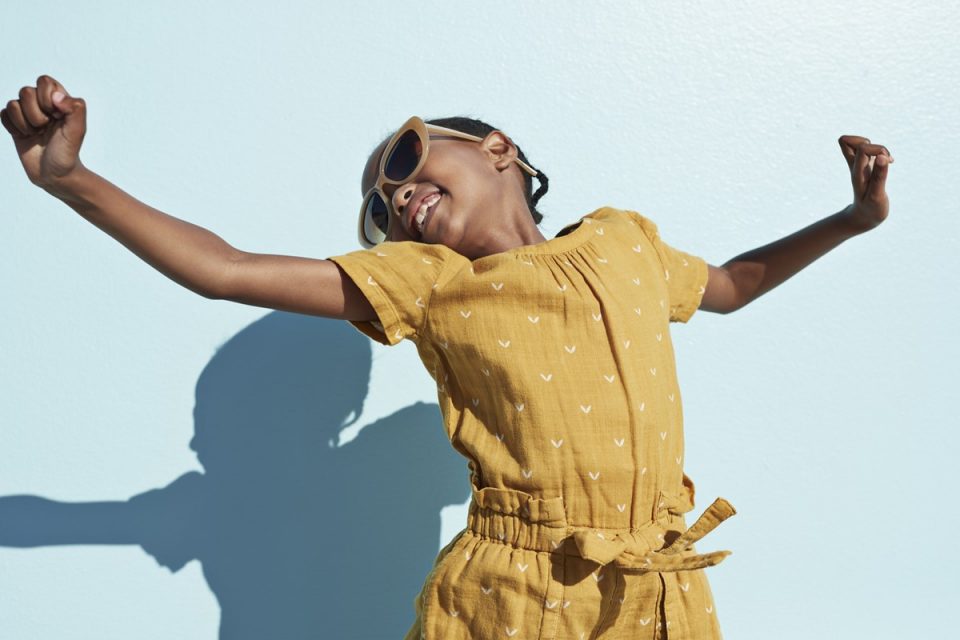 Criança com vestido amarelo