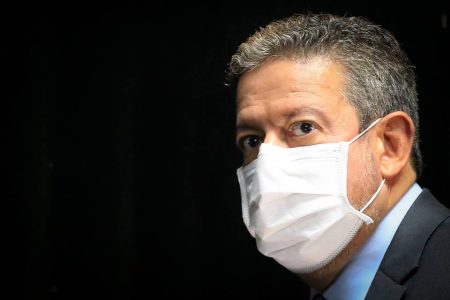 arthur lira, presidente da câmara, em close com fundo preto