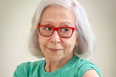 Foto de Fernanda Montenegro de óculos vermelhos - Metrópoles