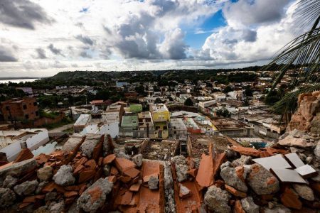 Braskem imagem aérea mostra casas afundadas em bairro de maceió