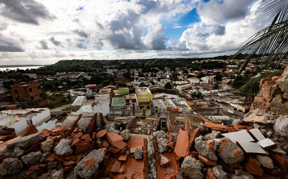 Braskem imagem aérea mostra casas afundadas em bairro de maceió