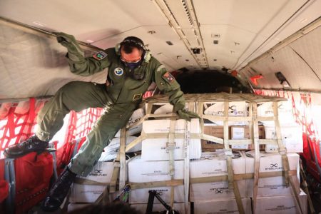 militares levam medicamentos e equipamentos para as tribos indigenas covid-19