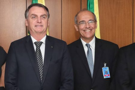Jair Bolsonaro e o presidente do CFM, Mauro Luiz de Britto Ribeiro
