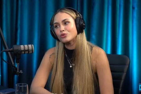Sarah Andrade durante participação em Podcast
