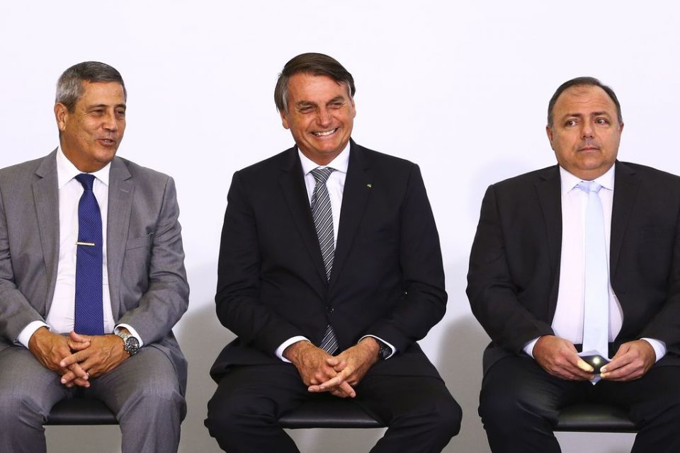 O ministro da Casa Civil, Braga Netto, o presidente Jair Bolsonaro e o ministro da Saúde, Eduardo Pazuello