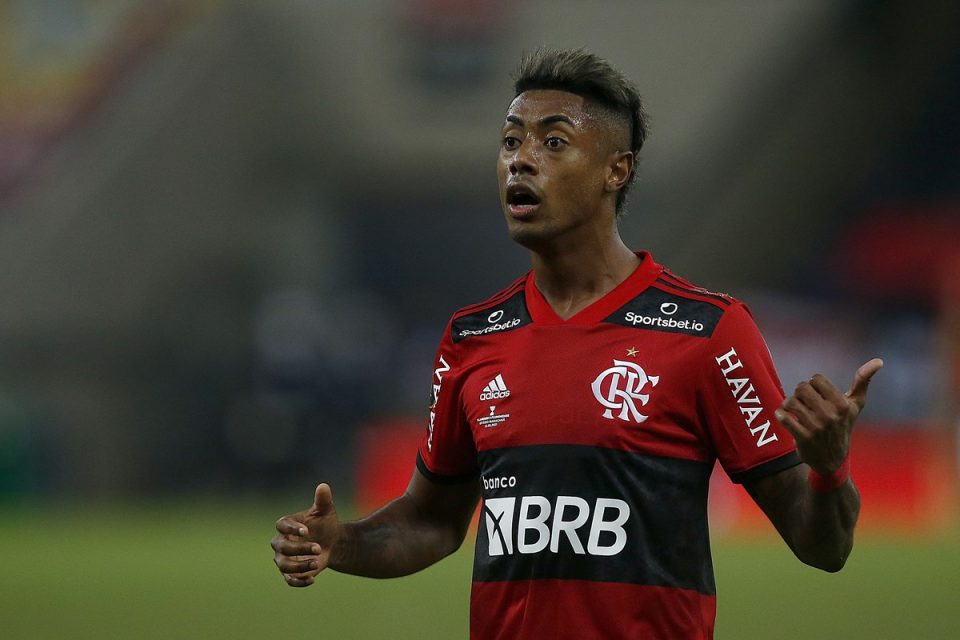 Imagem colorida do jogador Bruno Henrique com a camisa do Flamengo - Metrópoles