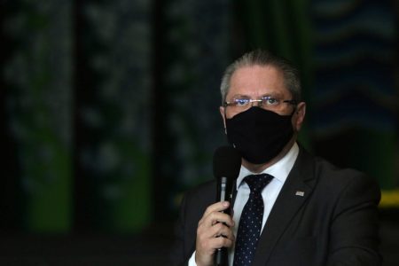 Foto colorida mostra ex-secretário de Saúde de São Paulo