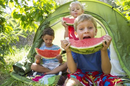 Criança comendo fruta