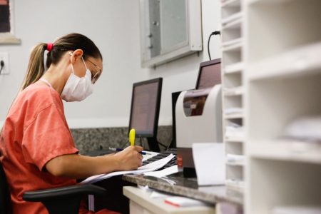 Profissional de saúde opera em área do Hospital Geral de Goiânia (HGG), que parou de funcionar como UTI Covid, em Goiás