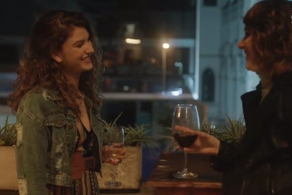 Samantha (Giovanna Grigio) e Lica (Manoela Aliperti) em As Five