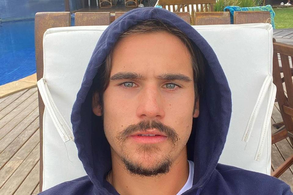 Nicolas Prattes usando capuz azul - Metrópoles