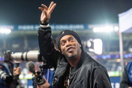 CPI quer ouvir Ronaldinho Gaúcho. Na foto, o ex-atleta acena em um estádio - Metrópoles