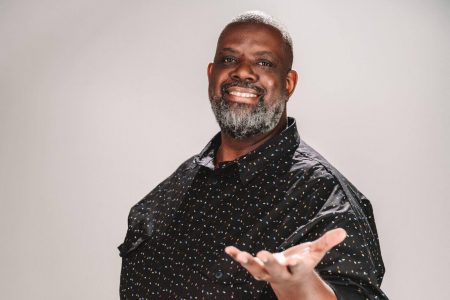 "Eles fazem um samba com sotaque bem brasileiro, bem misturado, me chamou a atenção desde a primeira vez que eu vi”, disse Péricles sobre a banda de k-pagode tell a tale