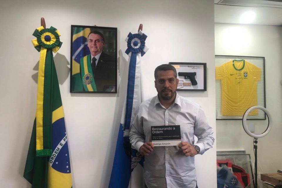 Deputado Rodrigo Amorim defense homenagem à Marielle Franco