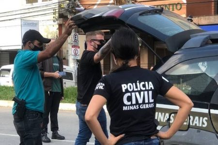 Policiais civis fechando camburão