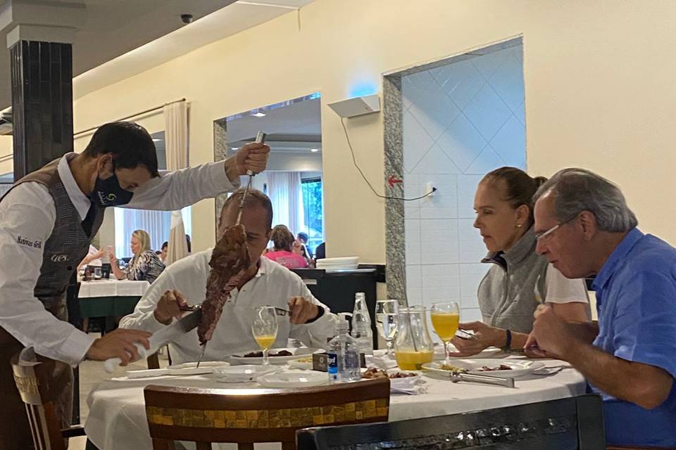 Paulo Guedes almoça em churrascaria
