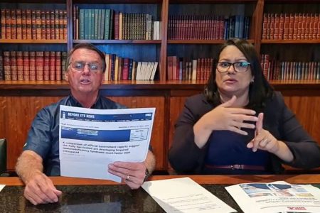 Bolsonaro falando em live e interprete de libras ao lado