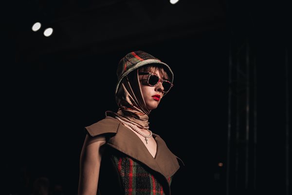 Modelo com óculos durante desfile