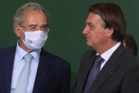 Ministro da economia Paulo Guedes, e Bolsonaro durante assinatura do programa