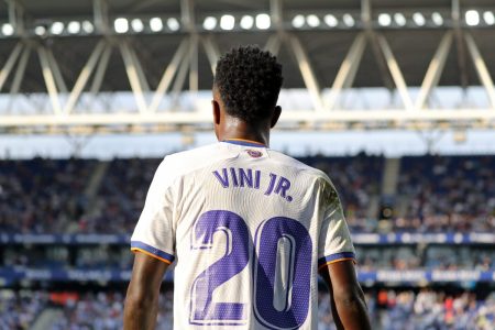 Imagem mostra o jogador Vinicius Jr , do Real Madrid, de costas. Ele foi vítima de cantos racistas durantes o Campeonato Espanhol - Metrópoles