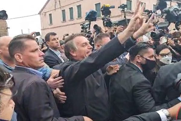 Bolsonaro cumprimenta apoiadores na Itália