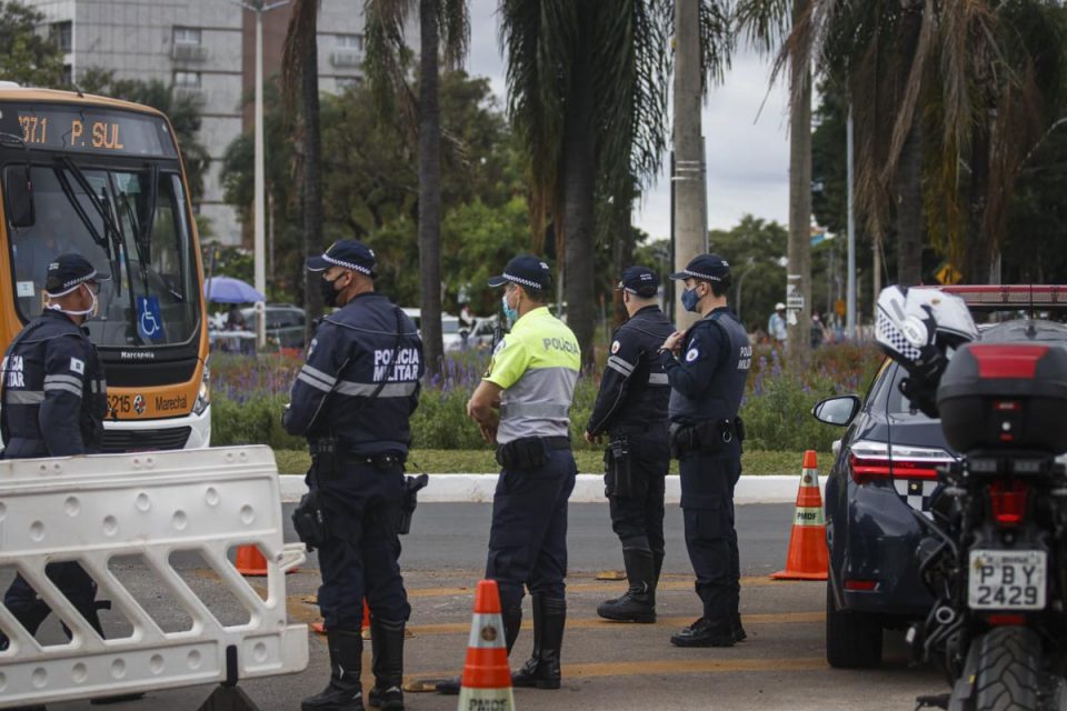 Policiais Militares organizam o trânsito em frente ao cemitério