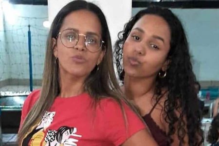 Sullen Cristina e a filha desaparecida Suyenne Cristine dos Santos Soares, de 16 anos, em Senador Camará