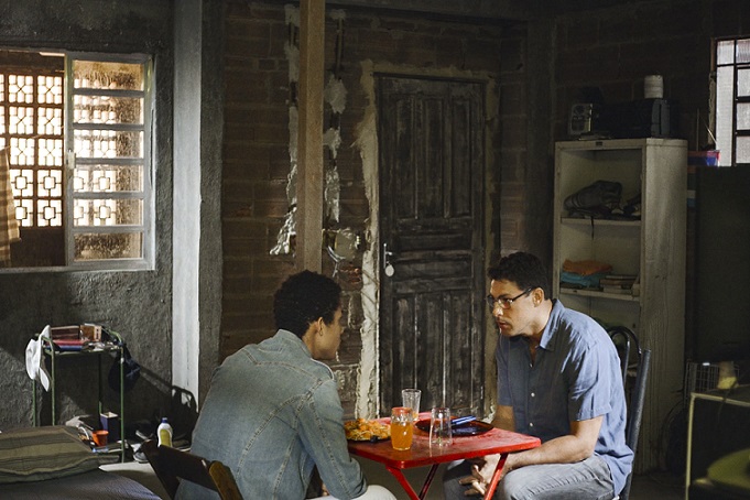 Christian (Cauã Reymond) e Ravi (Juan Paiva) em Um Lugar ao Sol