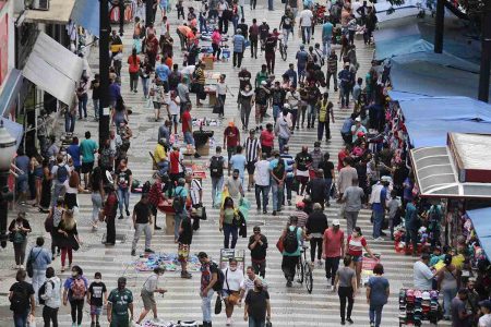 Movimentação na rua 25 de Março em SP