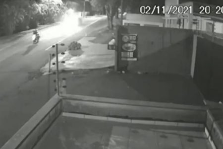 Vídeo: motorista bêbado é preso depois de acidente que deixou mulher e criança feridos