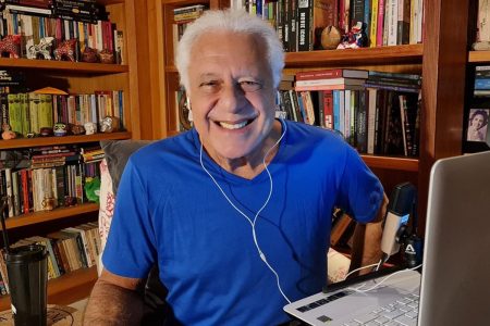 foto colorida de antonio fagundes sorrindo vestido em camiseta azul sentado - metrópoles