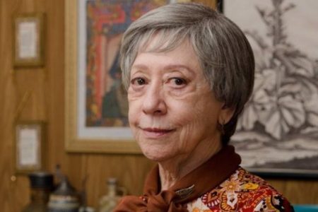 Foto colorida de Fernanda Montenegro com cabelo grisalho e curto - Metrópoles