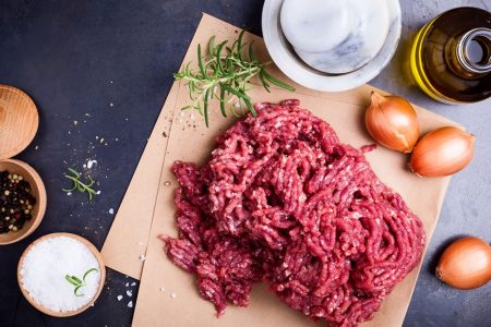 Na foto, carne moída crua vista de cima - Metrópoles