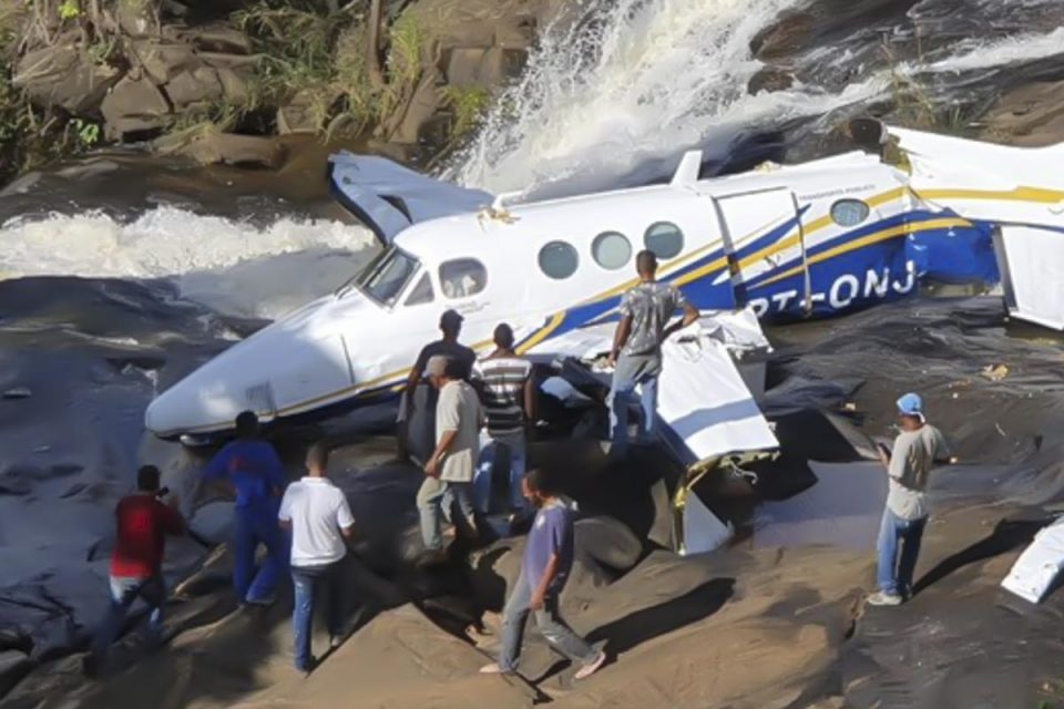 Na foto, avião que mateu a cantora Marília Mendonça aparece destruído em cachoeira após a queda - Metrópoles